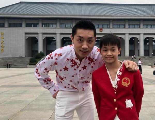 全紅嬋小鳥依人，趴在樊振東的肩膀，坐在旁邊的許昕有些“吃醋”