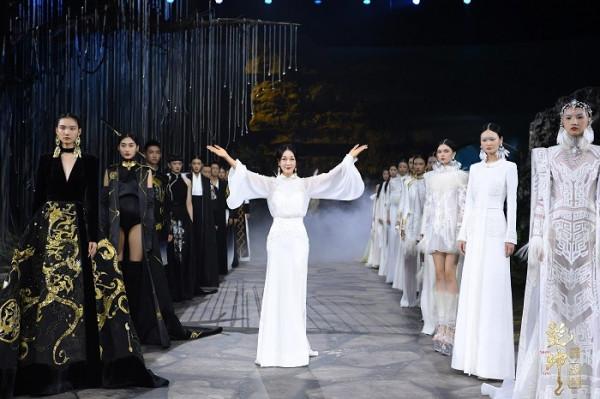 蓋婭傳說“乾坤·方儀”大秀驚豔亮相 齊顯霆齊浚廷呈現精彩秀演 蓋婭傳說“乾坤·方儀”大秀驚豔亮相 齊顯霆齊浚廷呈現精彩秀演