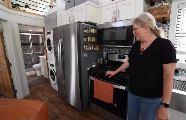 一位65歲奶奶獨居37㎡小家:利用4米層高做臥室,蝸居日子轉眼1年 一位65歲奶奶獨居37㎡小家:利用4米層高做臥室,蝸居日子轉眼1年