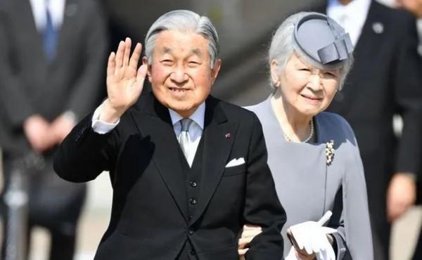 訪華、娶平民皇后、拒拜靖國神社，日本上皇傳奇的一生