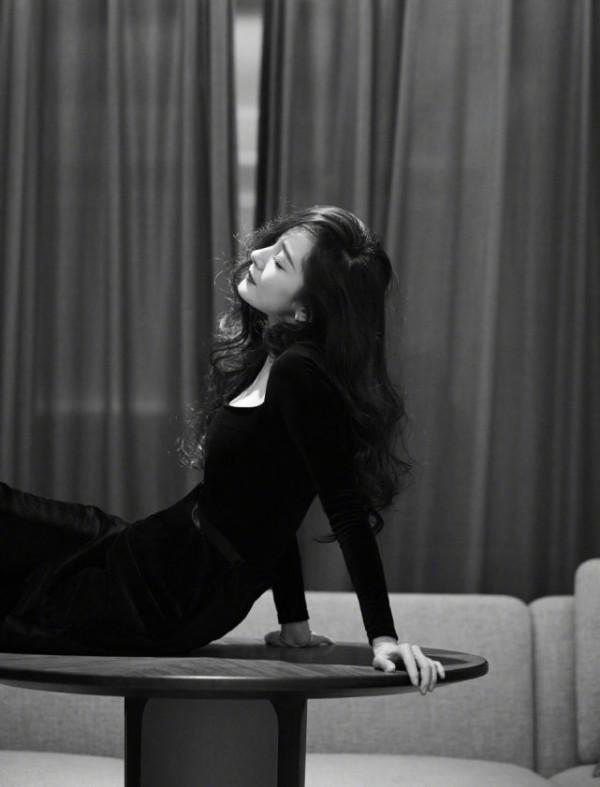 楊冪將優雅貫徹到底！小黑裙+波浪捲髮變絕美女神，隨便拍都驚豔