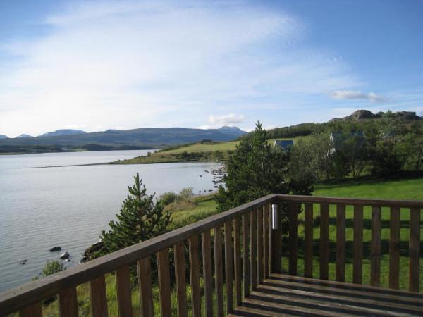 自駕環冰島，住一晚湖邊小木屋，有山有水風景優美