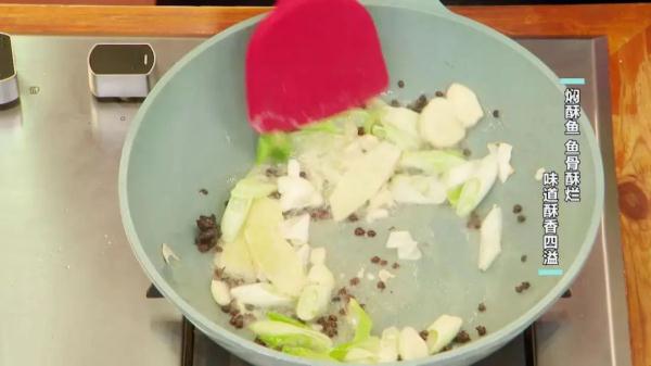 燜酥魚這樣做，一上桌就被搶光！魚骨、魚刺都能嚼著吃，太香了