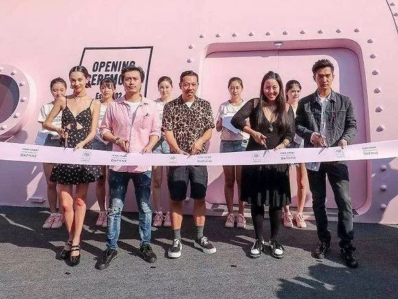 達芙妮40年輪迴，充滿家族內鬥、明星豪門、資本掠食等，一場大戲