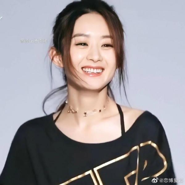 趙麗穎一個笑起來能感染人的人，一個笑起來嘴巴會變成心形的人