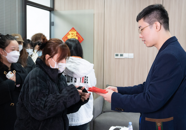 小象大鵝員工真幸福，老闆竇雨瀟親自發開工紅包，豪華年報顯實力