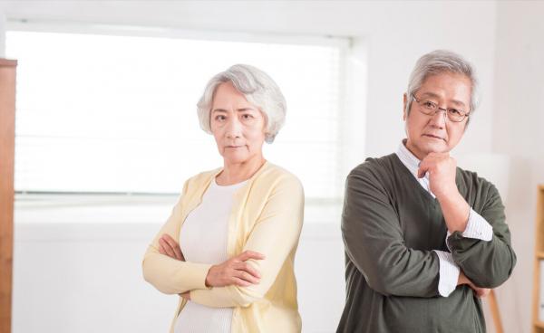 79歲老人坦言：僱住家保姆養老，就是一場殘酷無情的金錢交易