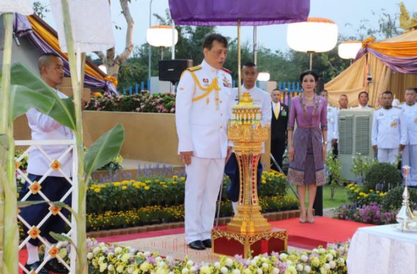 詩妮娜又穿高貴紫,印花裙配黑珍珠耳墜彰顯貴氣,卻無資格坐御車 詩妮娜又穿高貴紫,印花裙配黑珍珠耳墜彰顯貴氣,卻無資格坐御車