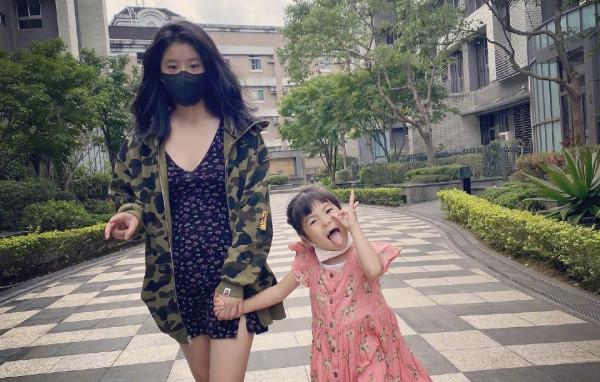 賈靜雯慶47週歲生日曬全家福!她真的好會生:三千金站那相當吸睛 賈靜雯慶47週歲生日曬全家福!她真的好會生:三千金站那相當吸睛