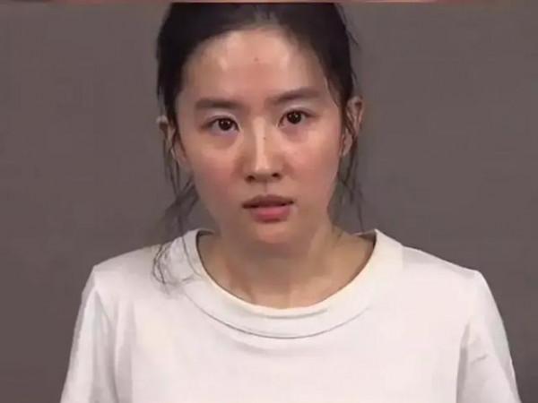 劉亦菲早期電影面試素顏照曝光，素顏依然秒殺很多美豔小姐姐