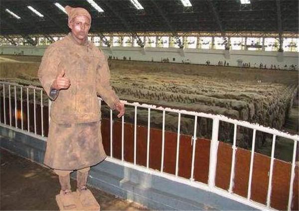 兵馬俑裡出現一個能動的兵俑,武警緊急出動,莫非是個穿越者? 兵馬俑裡出現一個能動的兵俑,武警緊急出動,莫非是個穿越者?