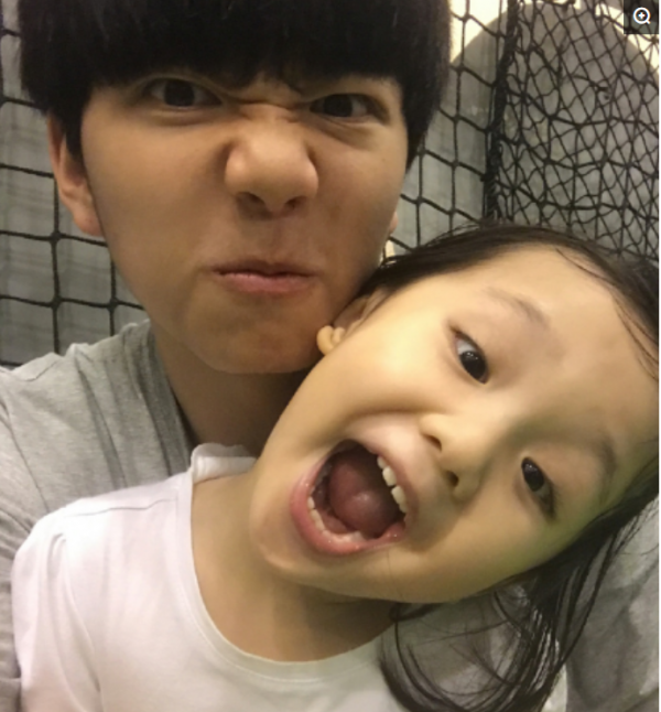 張丹峰女兒彤彤長大了，機靈古怪全家寵愛，五官長得超精緻