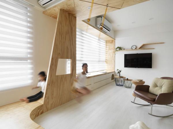 客廳打地臺屢試不爽，上方休閒下方儲物櫃，加高30公分餐桌都省了