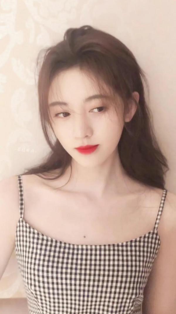 鞠婧禕吊帶裙清爽簡單，可鹽可甜，一笑傾城，盡顯優雅氣質