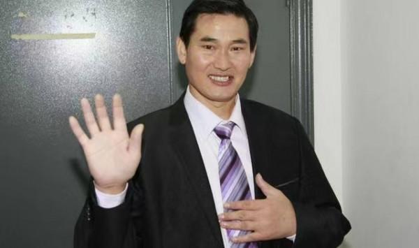 大衣哥努力忙農耕,在地裡被村民包圍,網友吐槽村民不幫忙 還直播 大衣哥努力忙農耕,在地裡被村民包圍,網友吐槽村民不幫忙 還直播