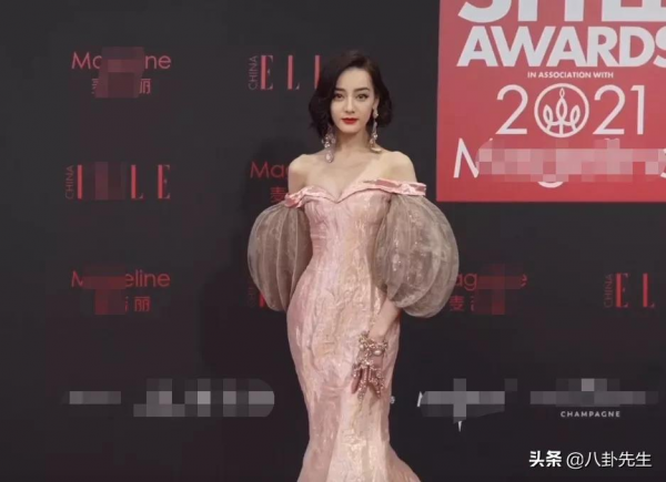 ELLE盛典：關曉彤精修前後差別大，唐嫣髮型糟糕，秦海璐大秀身材