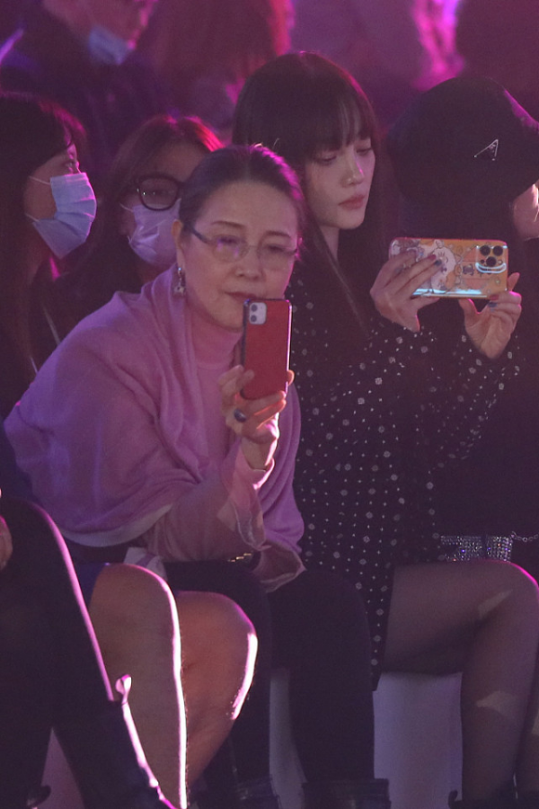 李小璐審美真不如媽媽,穿亮鑽西裝像網紅,媽媽打扮知性似企業家 李小璐審美真不如媽媽,穿亮鑽西裝像網紅,媽媽打扮知性似企業家