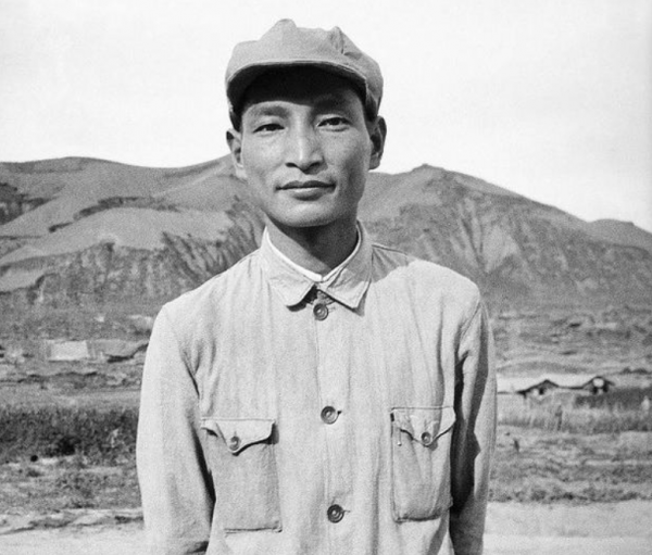 她出身書香門第，丈夫是正國級，兒子是副國級，自己當過掏糞工