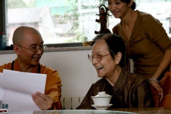 15年前，預言如今的中國必然崛起，國學大師葉曼，到底是何來頭？