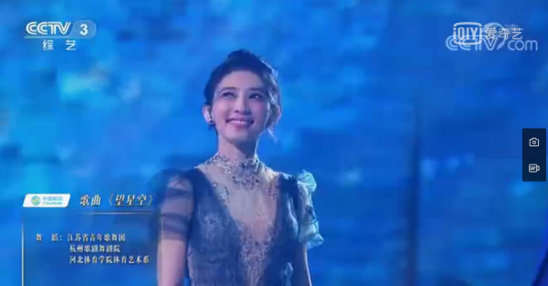 想不到預言成真了，戴佩妮與汪蘇瀧在2022央視跨年真的合作了