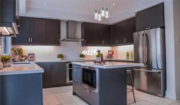 多倫多列治文山 帶電梯三層鎮屋 兩年新