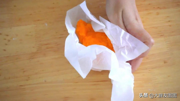 第一眼以為是個柿子，一勺下去，饞哭