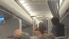 丟人！頭等艙亞裔男暴打空姐，航班緊急迫降！乘客怒：不戴口罩，還打女人