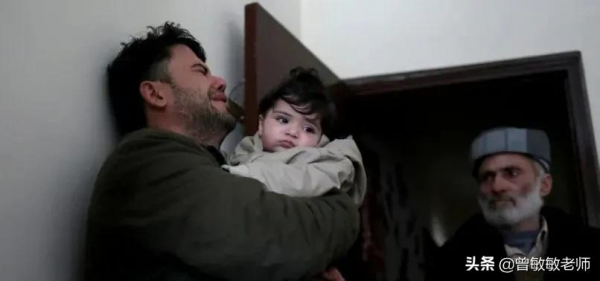 那個美國士兵接過的阿富汗嬰兒,終於找到家人!塔利班竟有功勞? 那個美國士兵接過的阿富汗嬰兒,終於找到家人!塔利班竟有功勞?