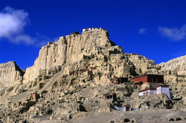 西藏牧民為找丟失的牛，誤入“鬼城”被嚇跑，究竟怎麼回事？