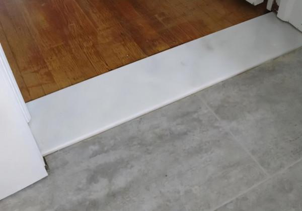 瓷磚通鋪要不要加過門石?聽老師傅說完,才知道作用這麼大 瓷磚通鋪要不要加過門石?聽老師傅說完,才知道作用這麼大