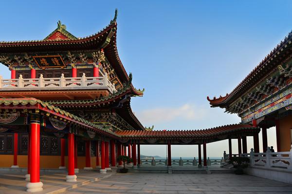 國內第一所海邊懸崖寺廟，三面環海景色極佳，被譽為陽江小故宮
