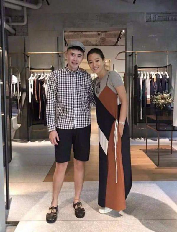 鞏俐淡妝出場當評委，穿牛仔褲腿胖也沒掩飾，出鏡大方很自然