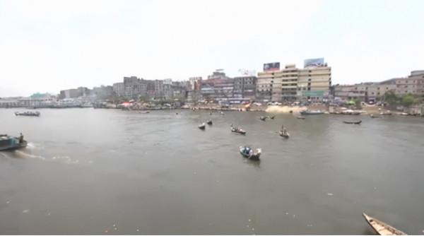 孟加拉國首都變成垃圾廠,生命之後裡沒有一條活魚 孟加拉國首都變成垃圾廠,生命之後裡沒有一條活魚