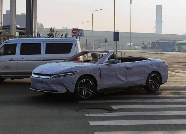 比亞迪漢敞篷版實車曝光，雙門軟頂，外觀很帥氣，顏值媲美保時捷