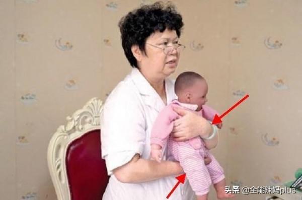 有些娃抱著就成了“歪脖子”! 這種“毀娃”抱姿，新手父母最愛做