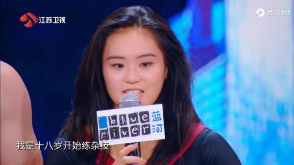 華裔女孩表演雜技，贏得鄧紫棋的爆贊，節目開播以來第一個爆贊