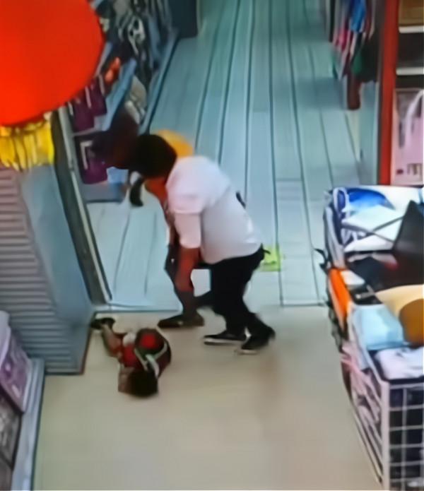 再次看到父親坐死孩子的影片,提醒家長:要多掌握一些醫學常識 再次看到父親坐死孩子的影片,提醒家長:要多掌握一些醫學常識