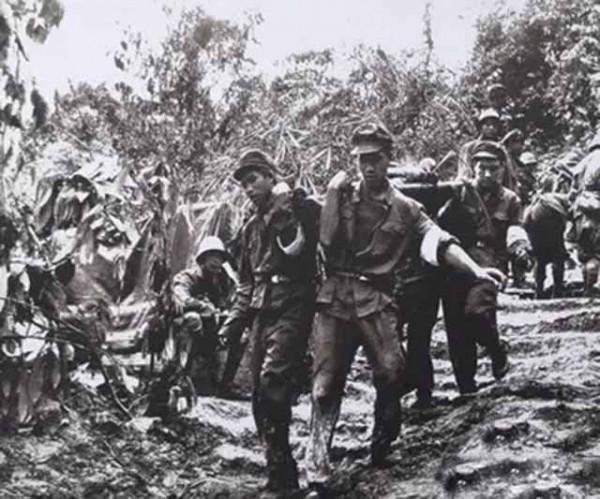 84年，越軍罵陣還朝哨所尿尿，駱科邦一擊將其斃命，越南懸賞3萬