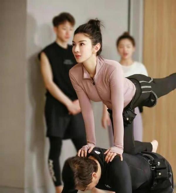 黃奕和女兒體驗沉浸式山水瑜伽 黃奕和女兒體驗沉浸式山水瑜伽