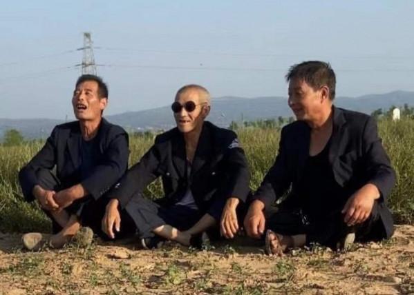 陝西3個60多歲大爺，坐擁1500萬粉絲，卻依然種田養豬，為啥？