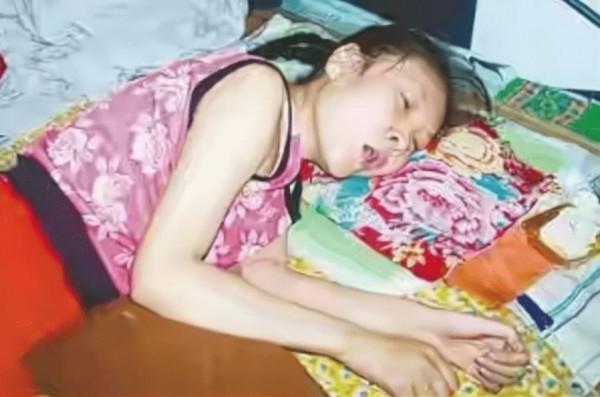 因母親過度溺愛，35歲女兒假裝癱瘓20年，最後竟“弄假成真”