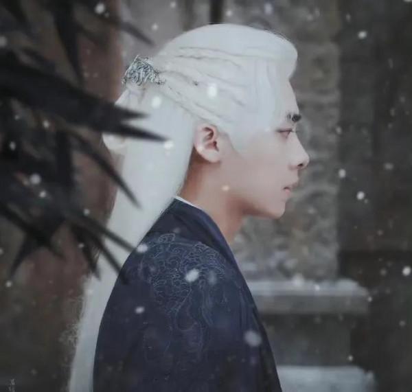 李易峰新劇《鏡雙城》氛圍拉滿，白髮造型太可了