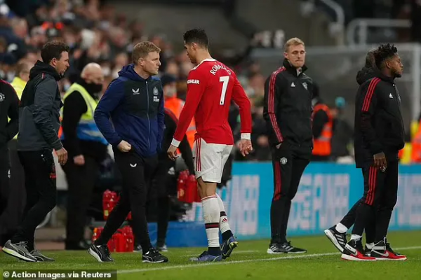 內維爾：我愛C羅，但他賽後直接甩頭離開不面對球迷是不對的