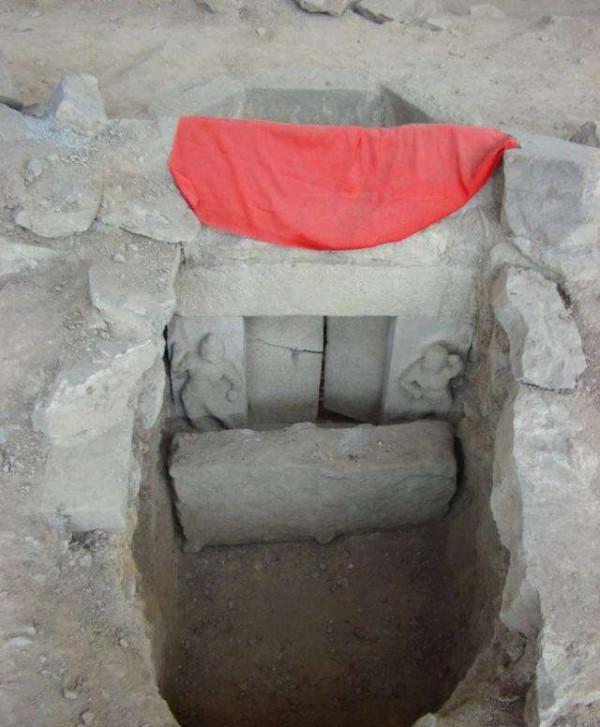 08年，山西古寺挖出唐代金棺，外包五層棺槨，金棺裡面發現舍利子