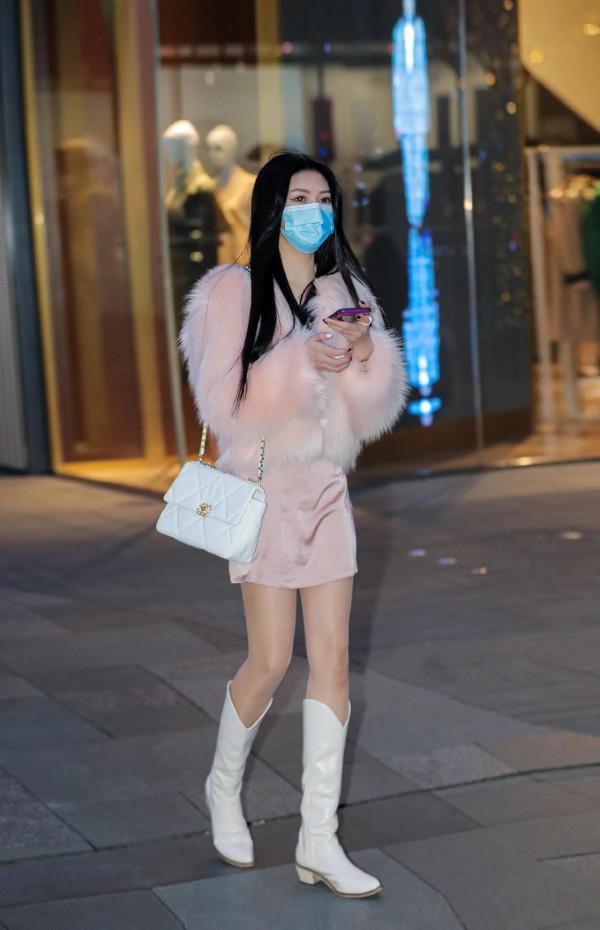 看街拍 識包包：8組香奈兒19口蓋包秋冬穿搭示範