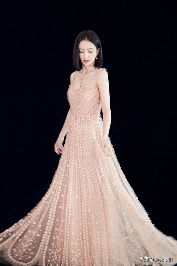 黑長直配上珍珠裙，這樣的佟麗婭美的好精緻