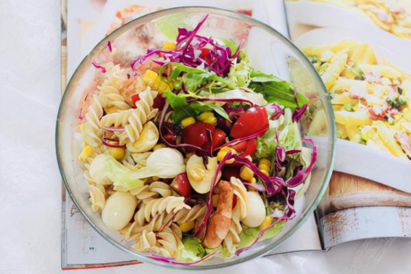 沙拉深受減肥人士的喜愛，好吃還不長胖，無負擔