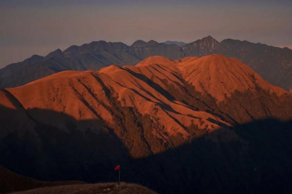 帳篷滿天飛,難道有魔法?來這裡與秋日相逢一席雲中金色草甸盛宴 帳篷滿天飛,難道有魔法?來這裡與秋日相逢一席雲中金色草甸盛宴
