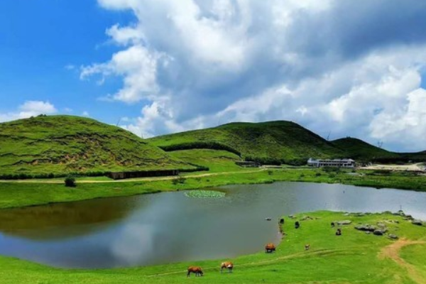 隱藏在湖南的大草原，被稱“北江之源的一滴眼淚”，距市區60公里