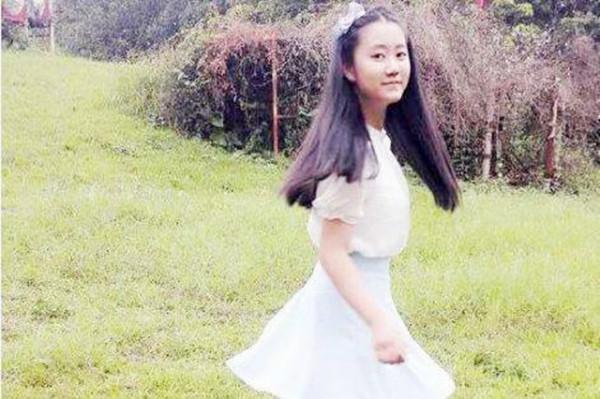 “深圳玫瑰”邢丹葬禮：與老公叢飛合葬，五歲女兒痛哭，千人送別